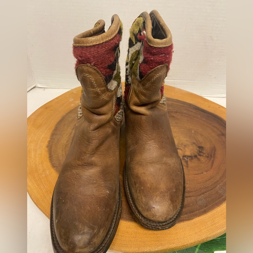 Free Bird CABLO Southwest Tapestry Blanket Booties - Picture 3 of 11